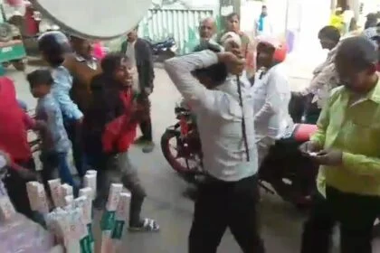 बेगूसराय में मॉब लिंचिंग की कोशिश: चोरी के आरोप में युवक की बेरहमी से पिटाई, तमाशबीन बने रहे लोग 18