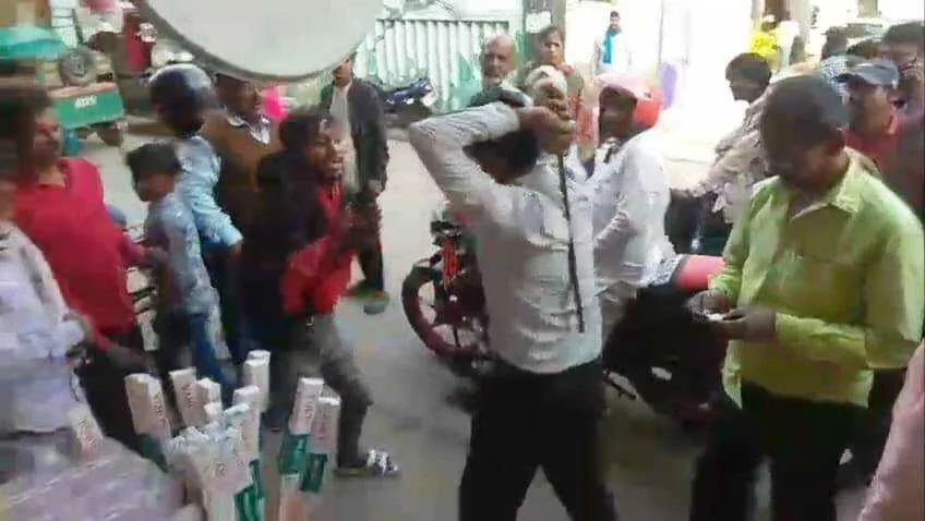 बेगूसराय में मॉब लिंचिंग की कोशिश: चोरी के आरोप में युवक की बेरहमी से पिटाई, तमाशबीन बने रहे लोग 9