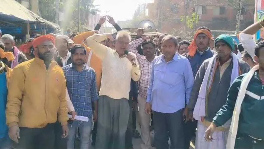बेगूसराय में ई-रिक्शा रिक्शा चालकों की हड़ताल, नगर निगम की 'मनमानी' के खिलाफ चालकों का हल्लाबोल, सड़कों पर लगा लंबा जाम 2
