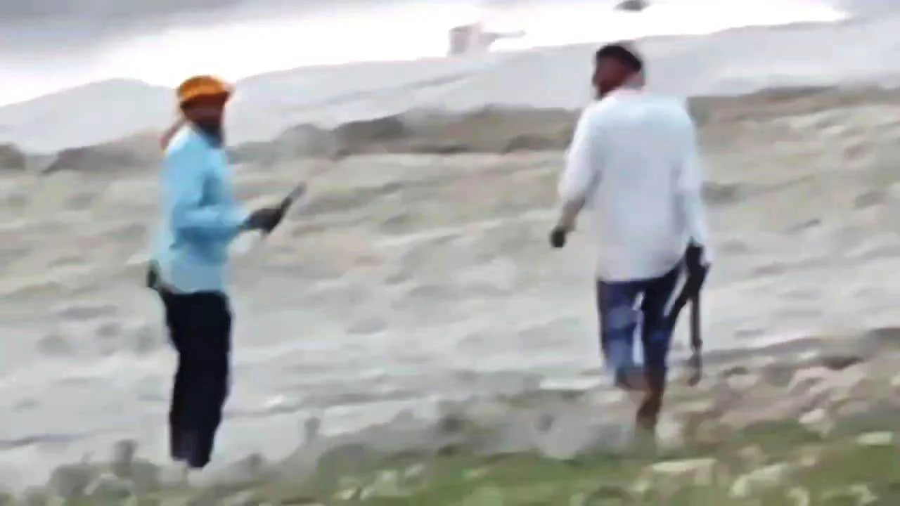 बेगूसराय के सिमरिया में अपराधियों का तांडव, पहले युवकों को पीटा, फिर हथियार लहराकर फैलाई दहशत; सोशल मीडिया पर वायरल हुआ वीडियो 2