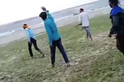 बेगूसराय के सिमरिया में अपराधियों का तांडव, पहले युवकों को पीटा, फिर हथियार लहराकर फैलाई दहशत; सोशल मीडिया पर वायरल हुआ वीडियो 27