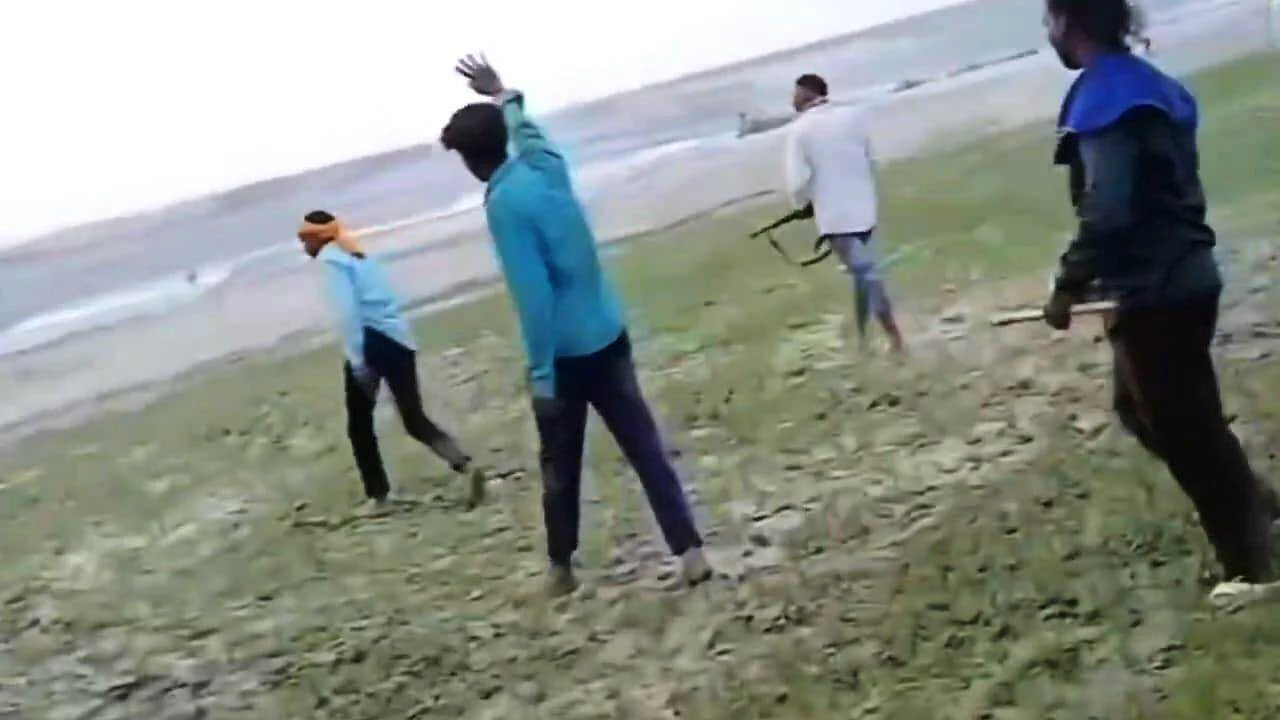 बेगूसराय के सिमरिया में अपराधियों का तांडव, पहले युवकों को पीटा, फिर हथियार लहराकर फैलाई दहशत; सोशल मीडिया पर वायरल हुआ वीडियो 10