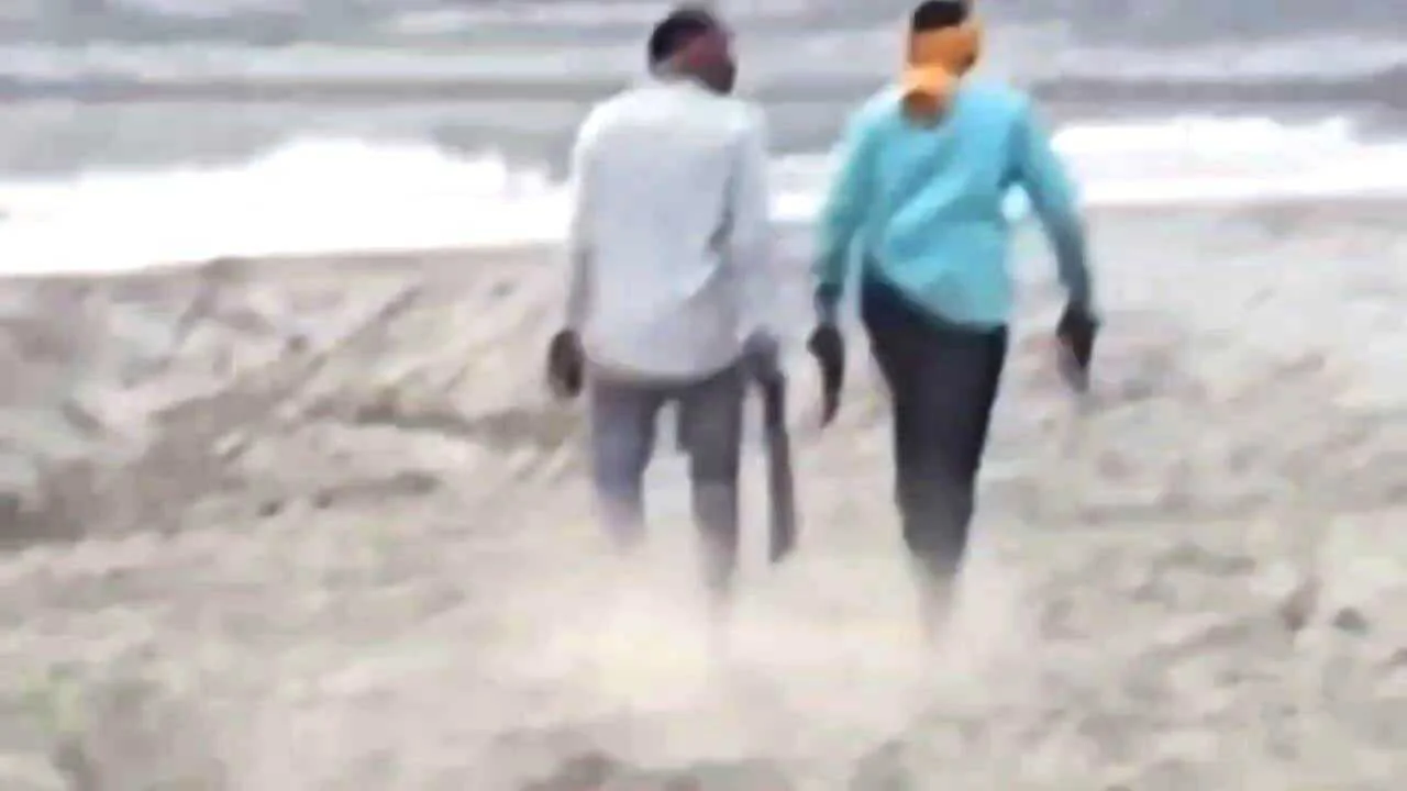 बेगूसराय के सिमरिया में अपराधियों का तांडव, पहले युवकों को पीटा, फिर हथियार लहराकर फैलाई दहशत; सोशल मीडिया पर वायरल हुआ वीडियो 3