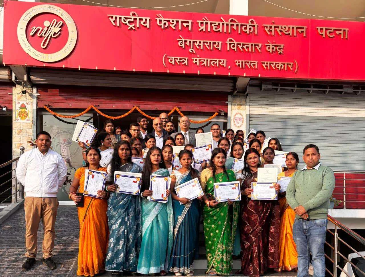 बेगूसराय में महिला सशक्तिकरण की नई उड़ान: NIFT और ABFRL ने जीविका दीदियों को दिया प्रशिक्षण, 6 महीने में शुरू होगी फैक्ट्री; 400 मशीनों पर मिलेगा रोजगार 4