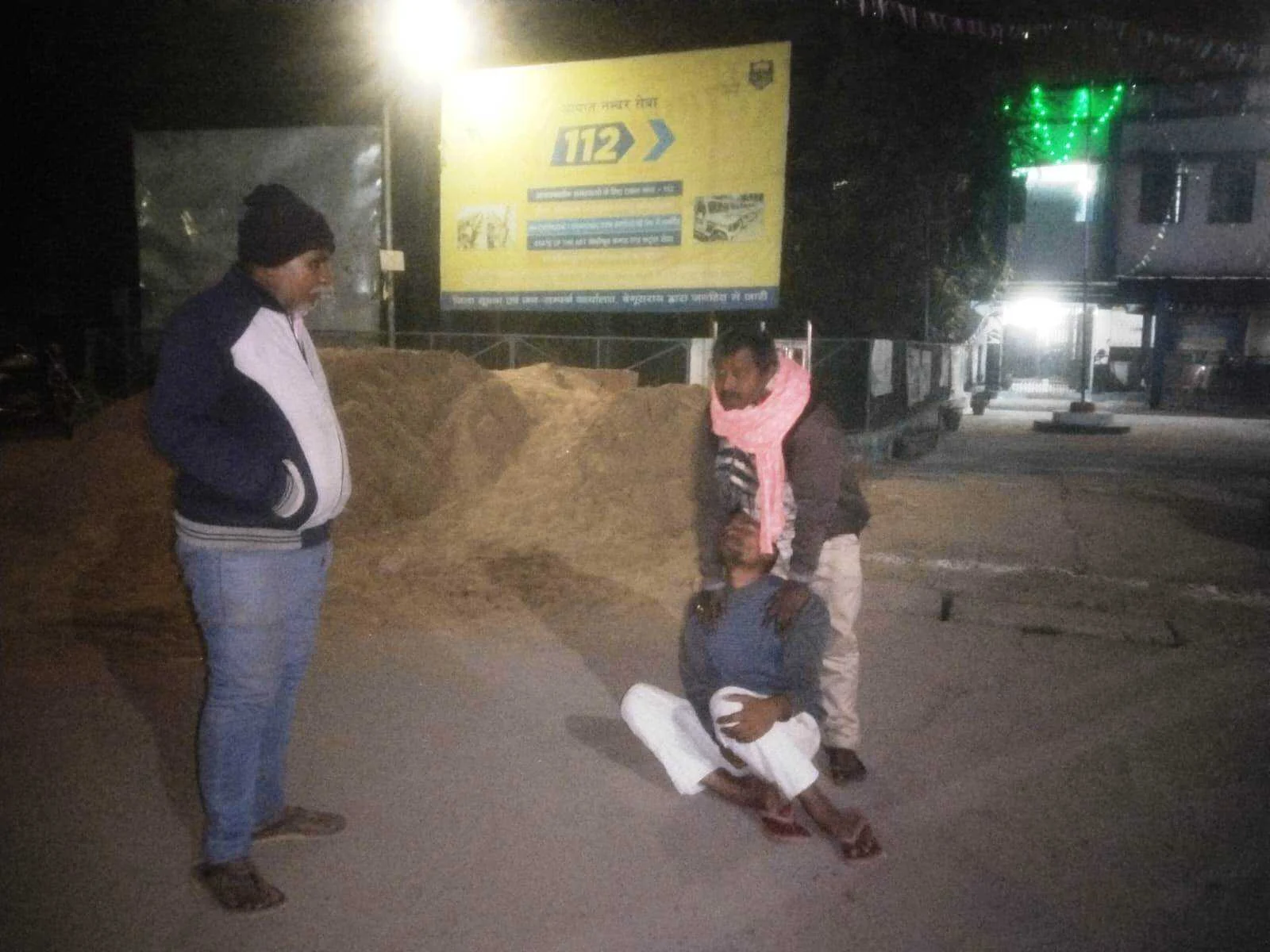 बेगूसराय एनएच 31 सड़क पर ट्रक ने बाइक सवार मुंशी को कुचला, 2 किलोमीटर तक घसीटती ले गई बाइक; चिंगारी उठी तो मचा हड़कंप 3