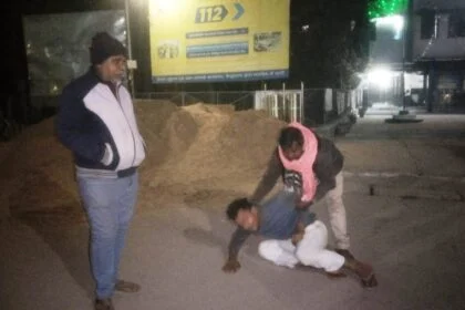 बेगूसराय एनएच 31 सड़क पर ट्रक ने बाइक सवार मुंशी को कुचला, 2 किलोमीटर तक घसीटती ले गई बाइक; चिंगारी उठी तो मचा हड़कंप 17