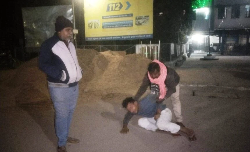 बेगूसराय एनएच 31 सड़क पर ट्रक ने बाइक सवार मुंशी को कुचला, 2 किलोमीटर तक घसीटती ले गई बाइक; चिंगारी उठी तो मचा हड़कंप 1