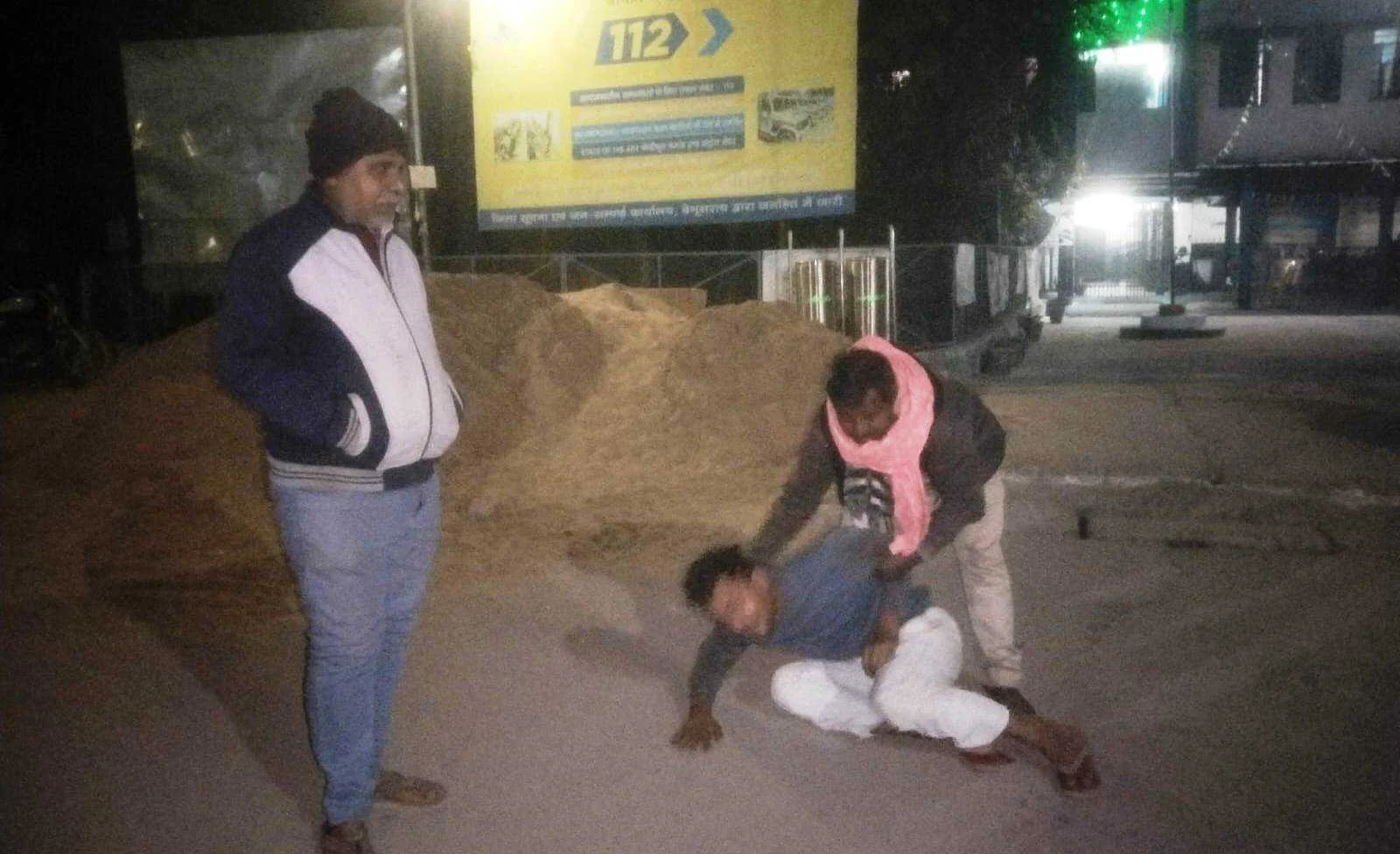 बेगूसराय एनएच 31 सड़क पर ट्रक ने बाइक सवार मुंशी को कुचला, 2 किलोमीटर तक घसीटती ले गई बाइक; चिंगारी उठी तो मचा हड़कंप 4