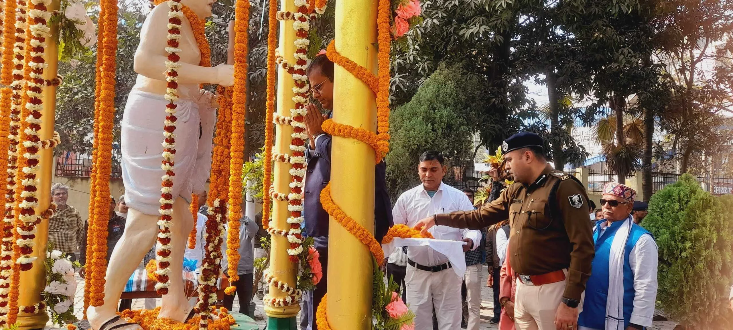 बेगूसराय में राष्ट्रपिता महात्मा गांधी के शहादत दिवस पर जिला प्रशासन ने दी भावपूर्ण श्रद्धांजलि 2