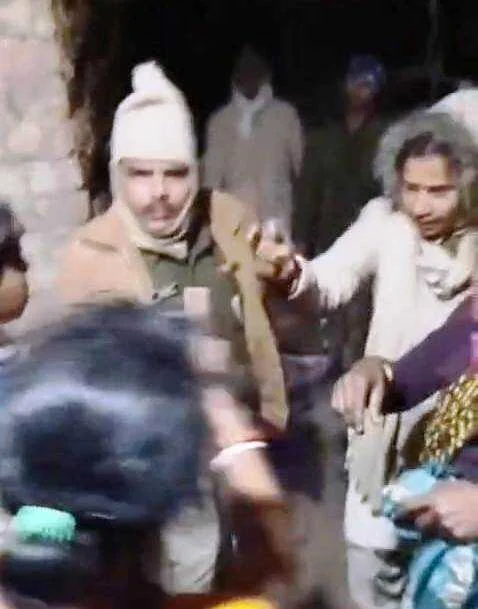 नालंदा में पुलिसिया तांडव ! छापेमारी के नाम पर महिलाओं से मारपीट, वीडियो वायरल 4