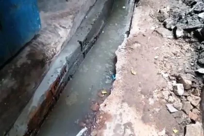 भ्रष्टाचार की भेंट चढ़ रहा नाला निर्माण: समस्तीपुर वार्ड-23 में घटिया सामग्री के प्रयोग पर मोहल्ले वासियों का हंगामा 17