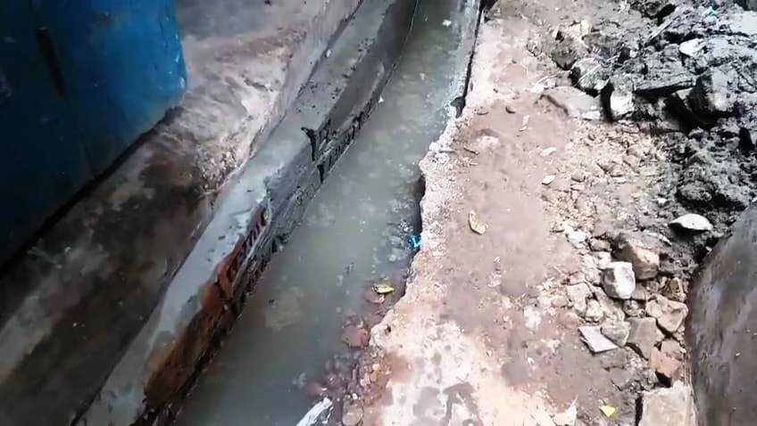 भ्रष्टाचार की भेंट चढ़ रहा नाला निर्माण: समस्तीपुर वार्ड-23 में घटिया सामग्री के प्रयोग पर मोहल्ले वासियों का हंगामा 6