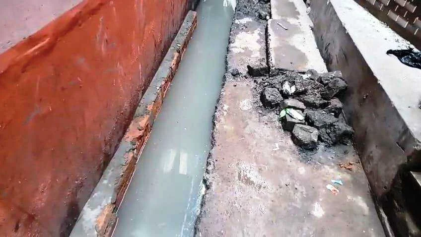 भ्रष्टाचार की भेंट चढ़ रहा नाला निर्माण: समस्तीपुर वार्ड-23 में घटिया सामग्री के प्रयोग पर मोहल्ले वासियों का हंगामा 2