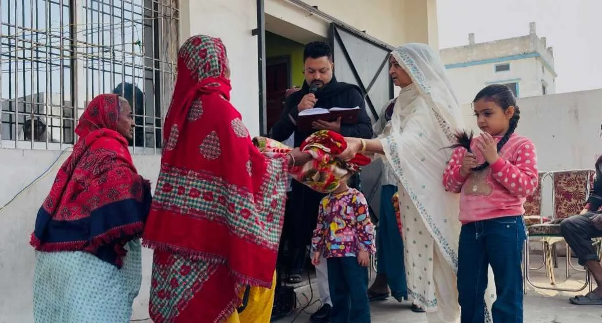 400 जरूरतमंदों के बीच पूर्व मुखिया मोसादपुर साजदा खातून एवं उनके पुत्र मो मासूम खान ने किया कम्बल वितरण 2