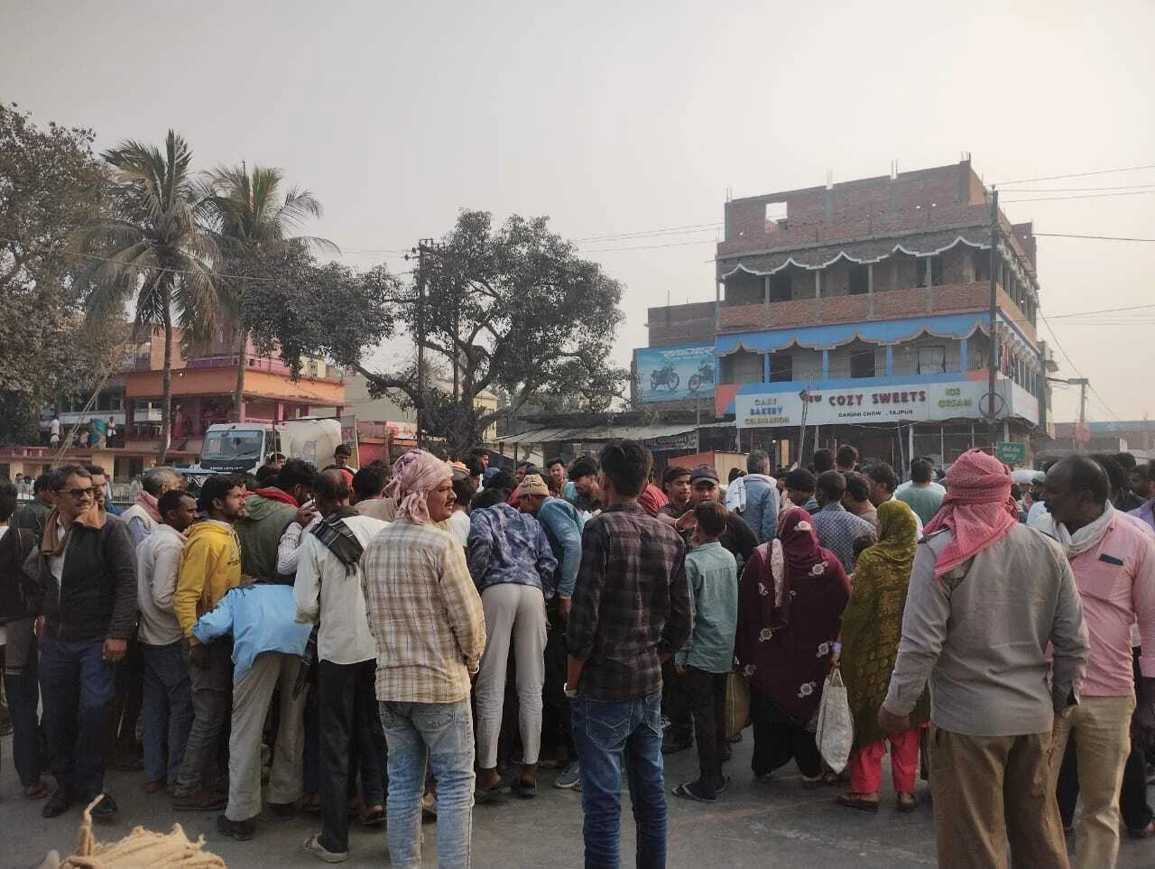 समस्तीपुर में ट्यूशन पढ़ाकर लौट रहे युवक की गोलियों से भूनकर हत्या, आक्रोशित लोगों ने NH जाम किया 2