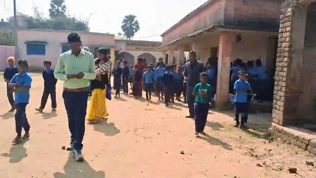 नालंदा: प्राथमिक विद्यालय मोहद्दीनपुर में तोड़फोड़, असामाजिक तत्वों का उत्पात, दीवारों पर लिखी धमकियां,शौचालय तोड़े, सरकारी स्कूल में दहशत 11