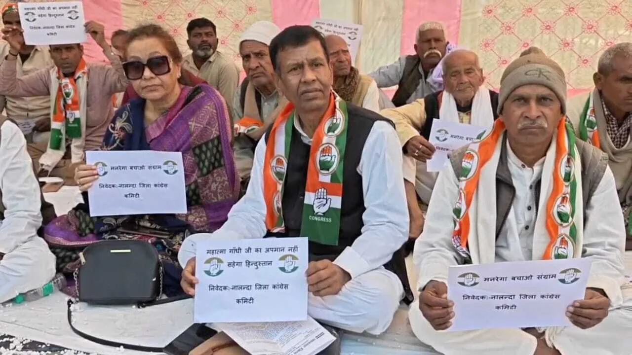 नालंदा: मनरेगा से महात्मा गांधी का नाम हटाने के विरोध में अस्पताल चौराहा पर कांग्रेस का धरना, जिलाध्यक्ष ने कहा गरीबों पर हमला है मनरेगा में बदलाव, आंदोलन की चेतावनी 11