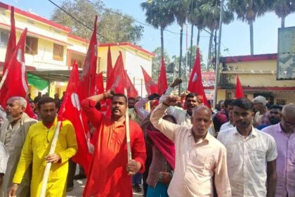 केंद्र सरकार की नई नीति मजदूरों के शोषण की दिशा मे उठाया गया कदम है - वामदल 8