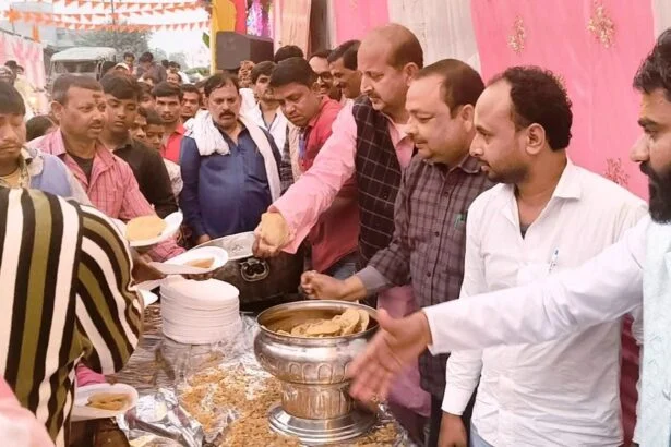 समस्तीपुर: महाशिवरात्रि के उपलक्ष्य में विशाल भंडारा, पूर्व विधायक शाहीन ने परोसा 'इंसानियत का प्रसाद' 7