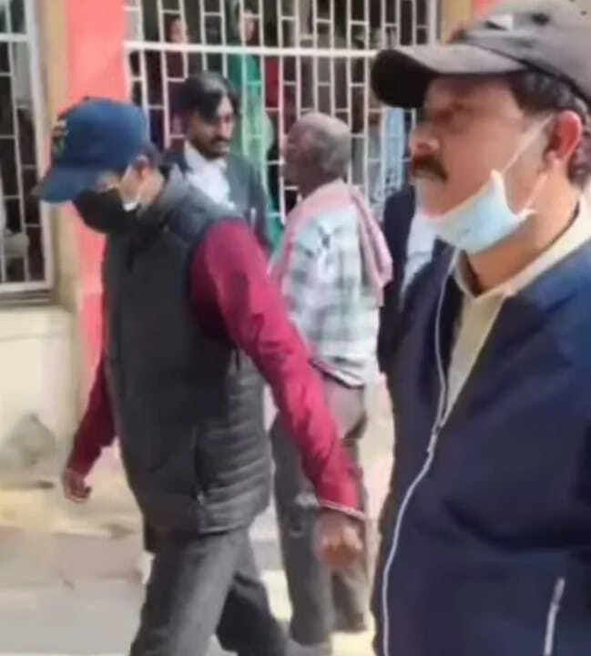 समस्तीपुर: चर्चित आयत खान हत्याकांड के आरोपी पूर्व मुखिया समेत दो ने किया सरेंडर, भेजे गए जेल 4