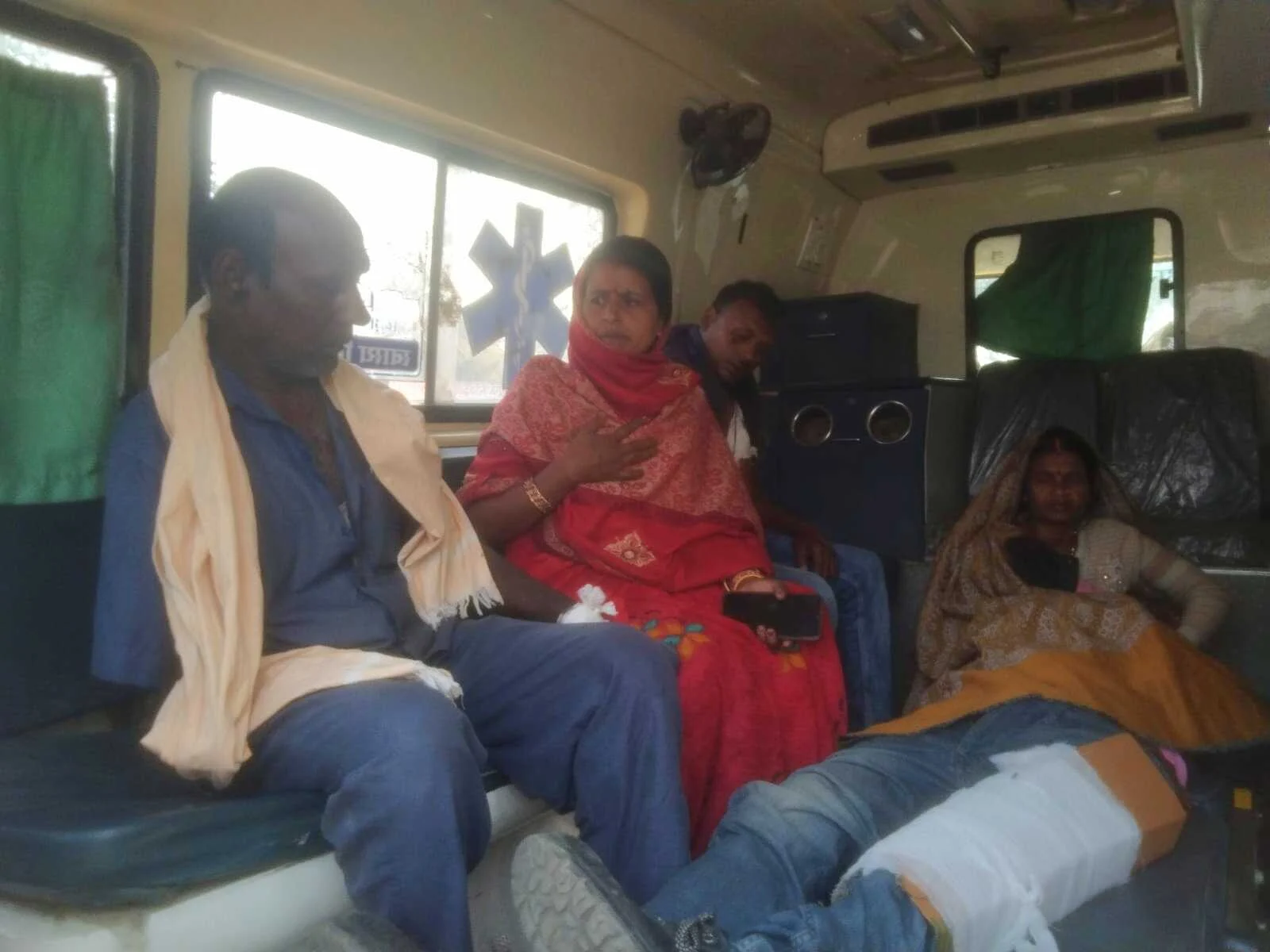 सड़क दुर्घटना में बाईक सवार चार कलाकार गम्भीर रूप से घायल, एफसीआई थाना क्षेत्र अंतर्गत एनएच - 31 सड़क पर घटित हुई सड़क दुर्घटना 3