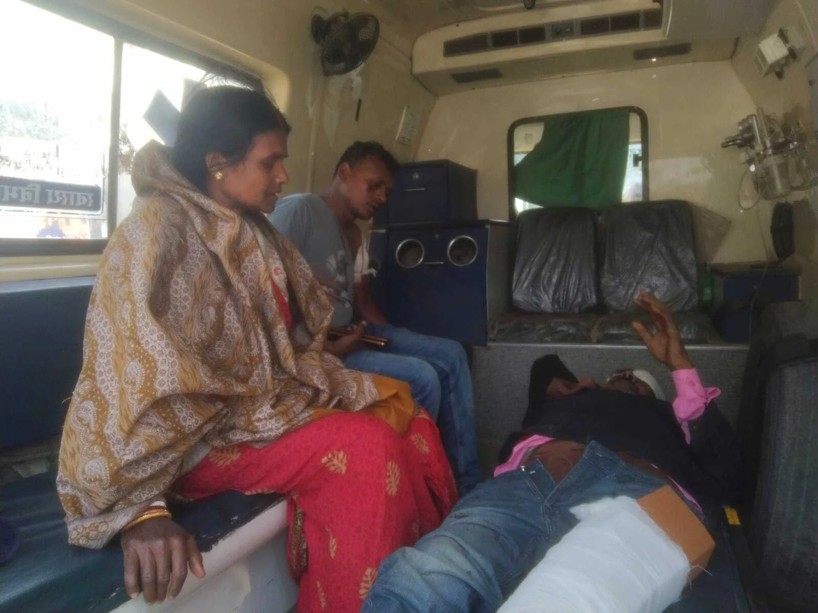 सड़क दुर्घटना में बाईक सवार चार कलाकार गम्भीर रूप से घायल, एफसीआई थाना क्षेत्र अंतर्गत एनएच - 31 सड़क पर घटित हुई सड़क दुर्घटना 2