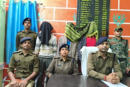 समस्तीपुर: घटहो पुलिस की बड़ी कार्रवाई, लोडेड देसी पिस्टल और कारतूस के साथ तीन संदिग्ध गिरफ्तार 30