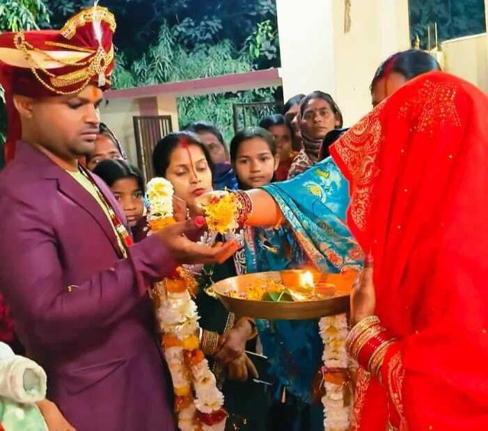 वीरपुर में समाजसेवी बिपिन कुमार सिंह ने निजी खर्च से कराई गरीब कन्या की शादी, क्षेत्र में हो रही प्रशंसा 1