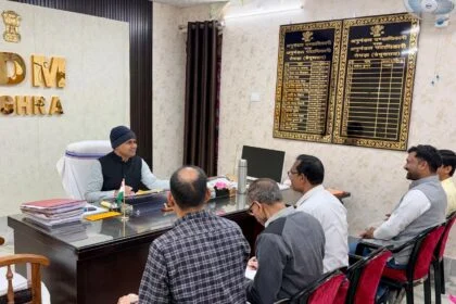 तेघड़ा में "सबका सम्मान-जीवन आसान" के तहत लगा जनता दरबार, मौके पर ही निपटाए गए 12 मामले 16