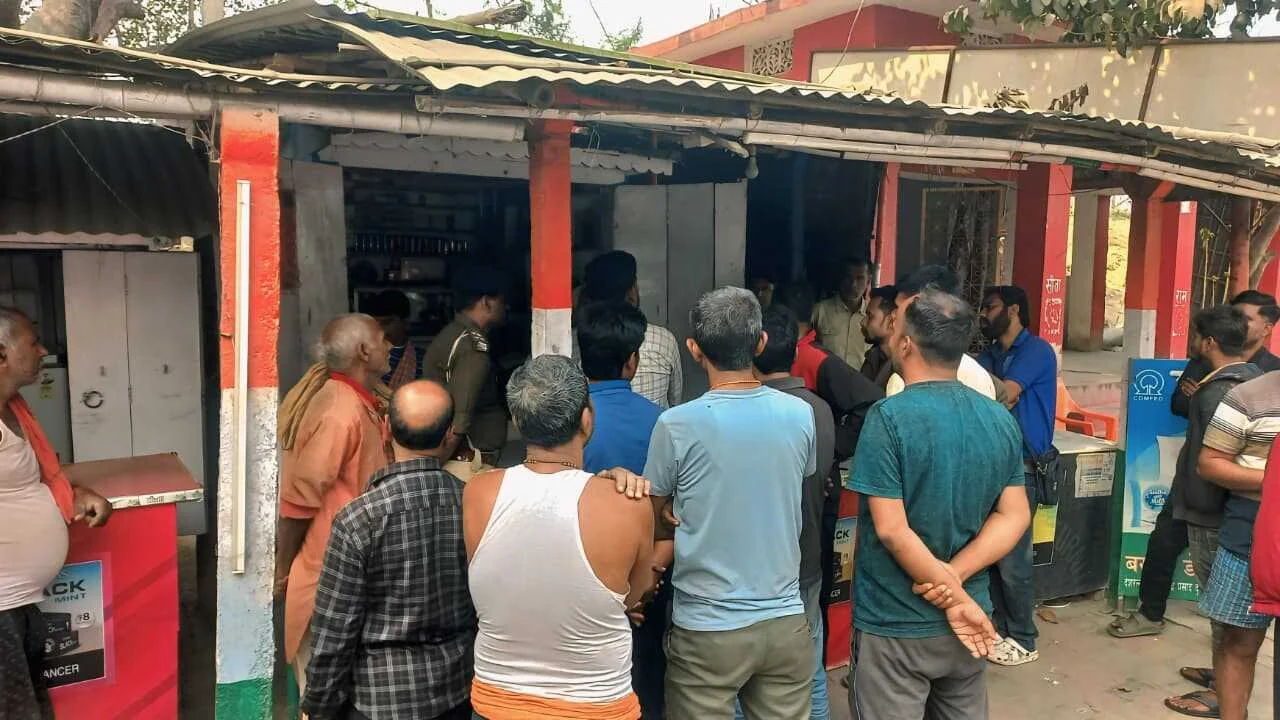 बछवाड़ा के सुरो चौक पर दो दुकानों में भीषण चोरी, नगदी समेत हजारों का सामान ले उड़े चोर 6