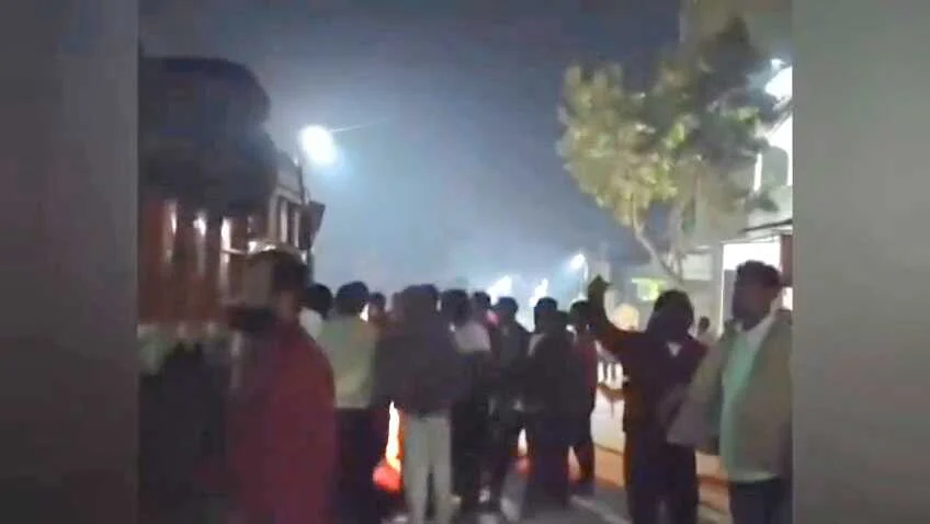 समस्तीपुर में भीषण सड़क हादसा: ट्रक ने कार को 200 मीटर तक घसीटा, बाल-बाल बची तीन लोगों की जान 15