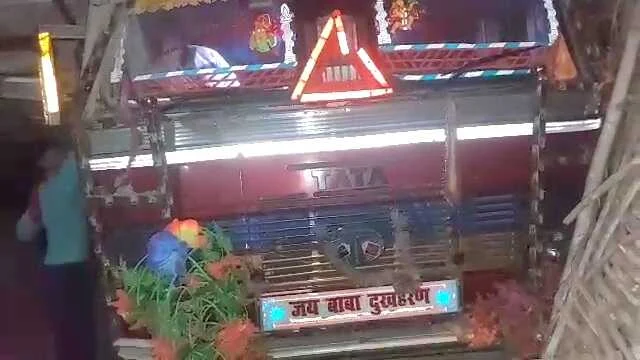 बेगूसराय में बड़ा हादसा टला, टायर फटने से अनियंत्रित ट्रक पिकअप को रौंदते हुए घर में घुसा, चालक घायल 2