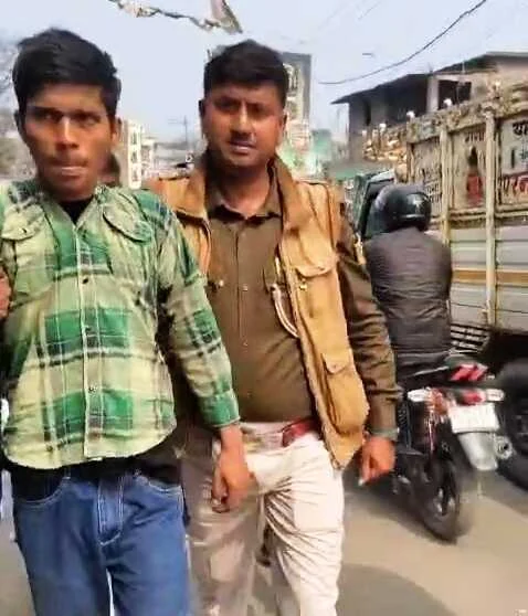 समस्तीपुर: टोटो सवार महिला से मंगलसूत्र छीनकर भाग रहे बदमाश को भीड़ ने दबोचा, किया पुलिस के हवाले 2