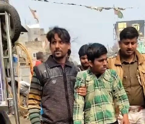 समस्तीपुर: टोटो सवार महिला से मंगलसूत्र छीनकर भाग रहे बदमाश को भीड़ ने दबोचा, किया पुलिस के हवाले 5