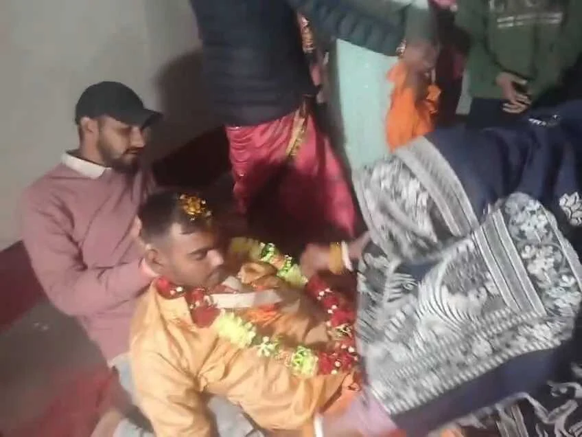 समस्तीपुर में 'पकड़ौआ विवाह': युवक को नशा पिलाकर बेहोशी की हालत में कराई जबरन शादी, वीडियो हो रहा है वायरल 3