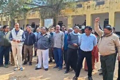 नालंदा: जिला शिक्षा पदाधिकारी आंनद विजय के विरुद्ध कर्मियों का फूटा गुस्सा,कर्मियों ने जिला शिक्षा पदाधिकारी के ऊपर लगाया अभद्र व्यवहार करने का आरोप 15