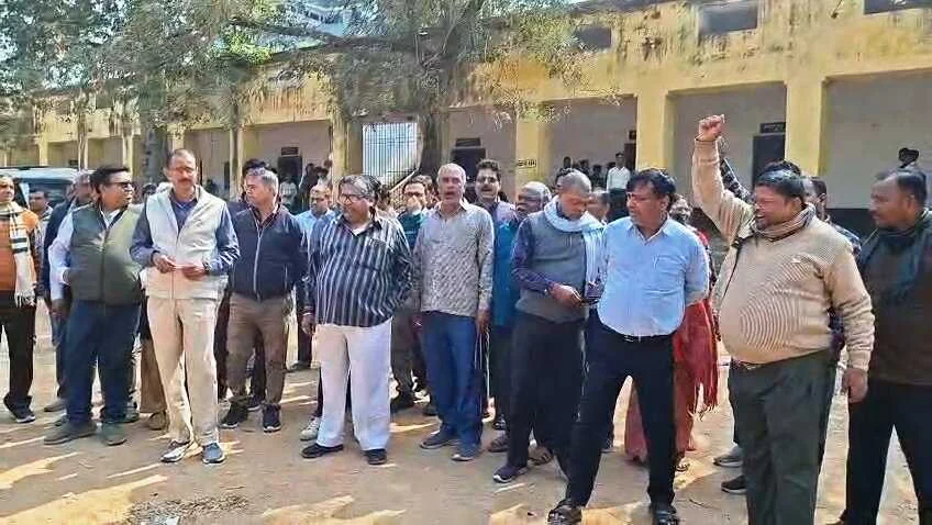 नालंदा: जिला शिक्षा पदाधिकारी आंनद विजय के विरुद्ध कर्मियों का फूटा गुस्सा,कर्मियों ने जिला शिक्षा पदाधिकारी के ऊपर लगाया अभद्र व्यवहार करने का आरोप 1