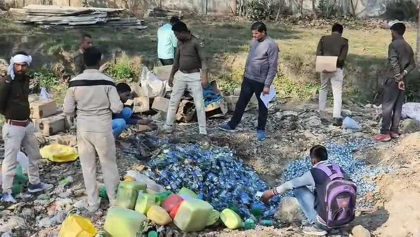 बेगूसराय में शराब माफियाओं पर शिकंजा, उत्पाद विभाग ने 700 लीटर से अधिक शराब पर चलवाया बुलडोजर 1