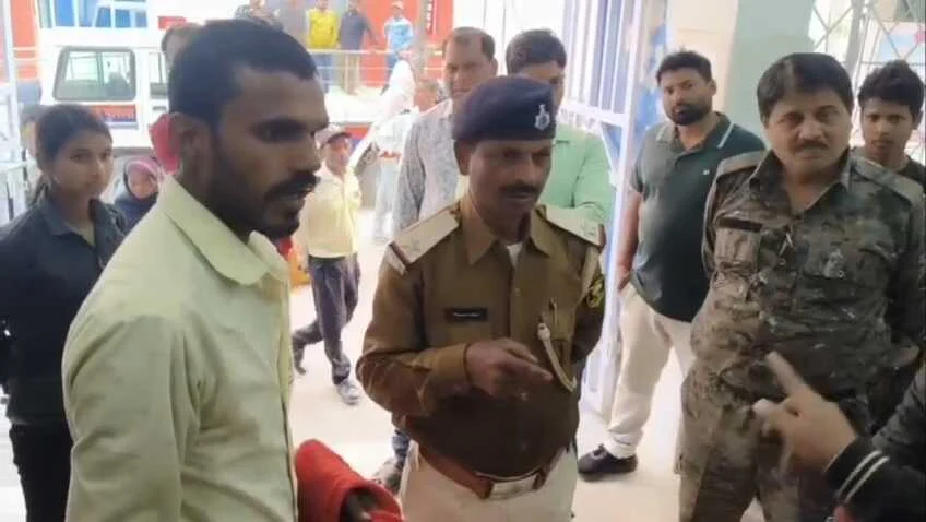 रणक्षेत्र बना सदर अस्पताल: बेगूसराय में एक्सरे कर्मी के साथ परिजनों ने की जमकर मारपीट, अस्पताल में मची अफरा-तफरी 2