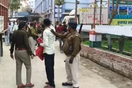 रणक्षेत्र बना सदर अस्पताल: बेगूसराय में एक्सरे कर्मी के साथ परिजनों ने की जमकर मारपीट, अस्पताल में मची अफरा-तफरी 53