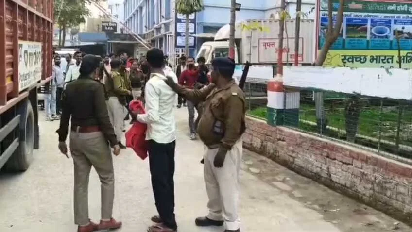 रणक्षेत्र बना सदर अस्पताल: बेगूसराय में एक्सरे कर्मी के साथ परिजनों ने की जमकर मारपीट, अस्पताल में मची अफरा-तफरी 1