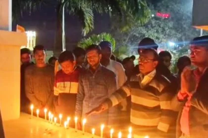 नालंदा : छात्र जदयू के द्वारा कारगिल पार्क के शहीद स्मारक में पुलवामा दिवस के सातवीं वरसी के अवसर पर शहीदों को दी श्रद्धांजलि,शहीद जवानों की शहादत को कभी भूला नहीं जा सकता 19