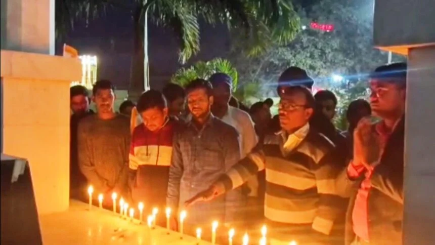 नालंदा : छात्र जदयू के द्वारा कारगिल पार्क के शहीद स्मारक में पुलवामा दिवस के सातवीं वरसी के अवसर पर शहीदों को दी श्रद्धांजलि,शहीद जवानों की शहादत को कभी भूला नहीं जा सकता 1