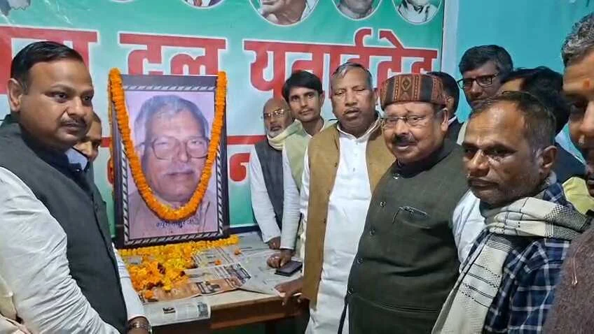 नालंदा: बिहार शरीफ के जेडीयु पार्टी कार्यालय मे जननायक कर्पूरी ठाकुर की मनाई गयी 38 वां पुण्यतिथि 2