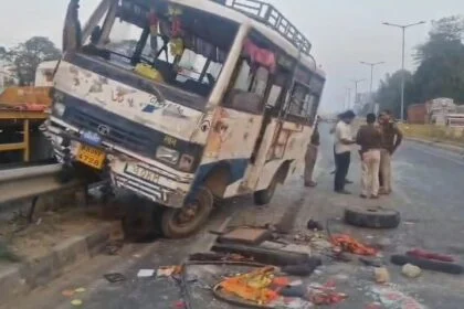 बेगूसराय में ई-रिक्शा को बचाने के चक्कर में डिवाइडर से टकराई मिनी बस, एक दर्जन यात्री घायल, तीन की हालत नाजुक 18