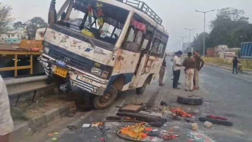 बेगूसराय में ई-रिक्शा को बचाने के चक्कर में डिवाइडर से टकराई मिनी बस, एक दर्जन यात्री घायल, तीन की हालत नाजुक 1