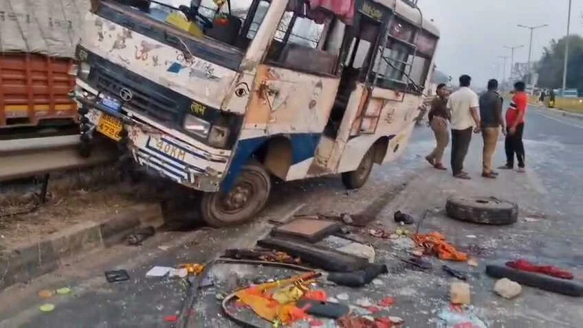 बेगूसराय में ई-रिक्शा को बचाने के चक्कर में डिवाइडर से टकराई मिनी बस, एक दर्जन यात्री घायल, तीन की हालत नाजुक 2