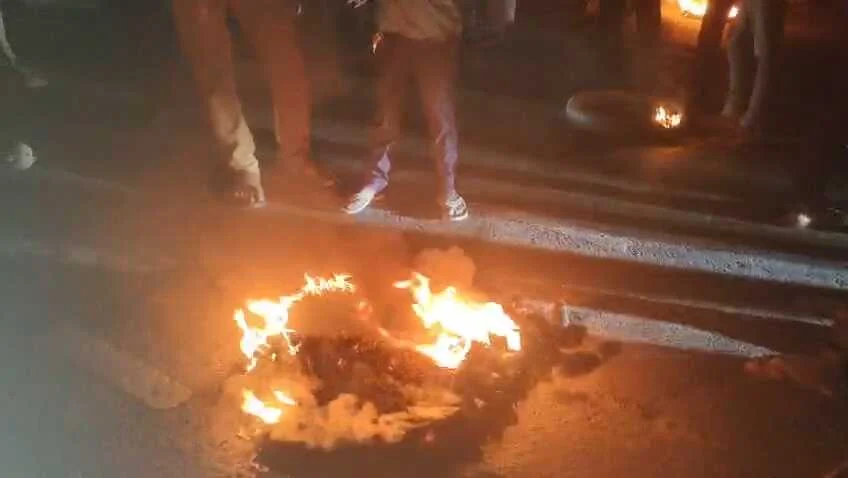 समस्तीपुर: पत्थर मारने से घायल युवक की मौत के बाद लोगों का गुस्सा फुटा, शव को सड़क पर रखकर की आगजनी 3