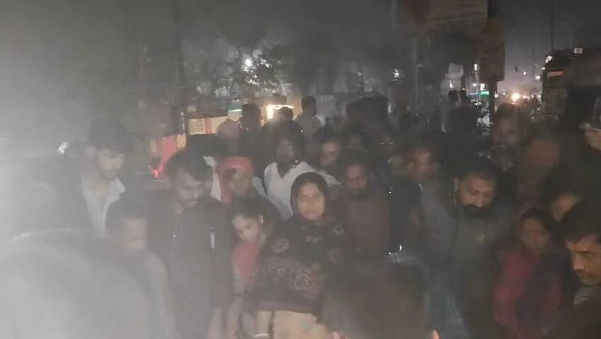 समस्तीपुर: पत्थर मारने से घायल युवक की मौत के बाद लोगों का गुस्सा फुटा, शव को सड़क पर रखकर की आगजनी 2