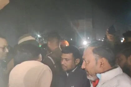 समस्तीपुर: पत्थर मारने से घायल युवक की मौत के बाद लोगों का गुस्सा फुटा, शव को सड़क पर रखकर की आगजनी 57